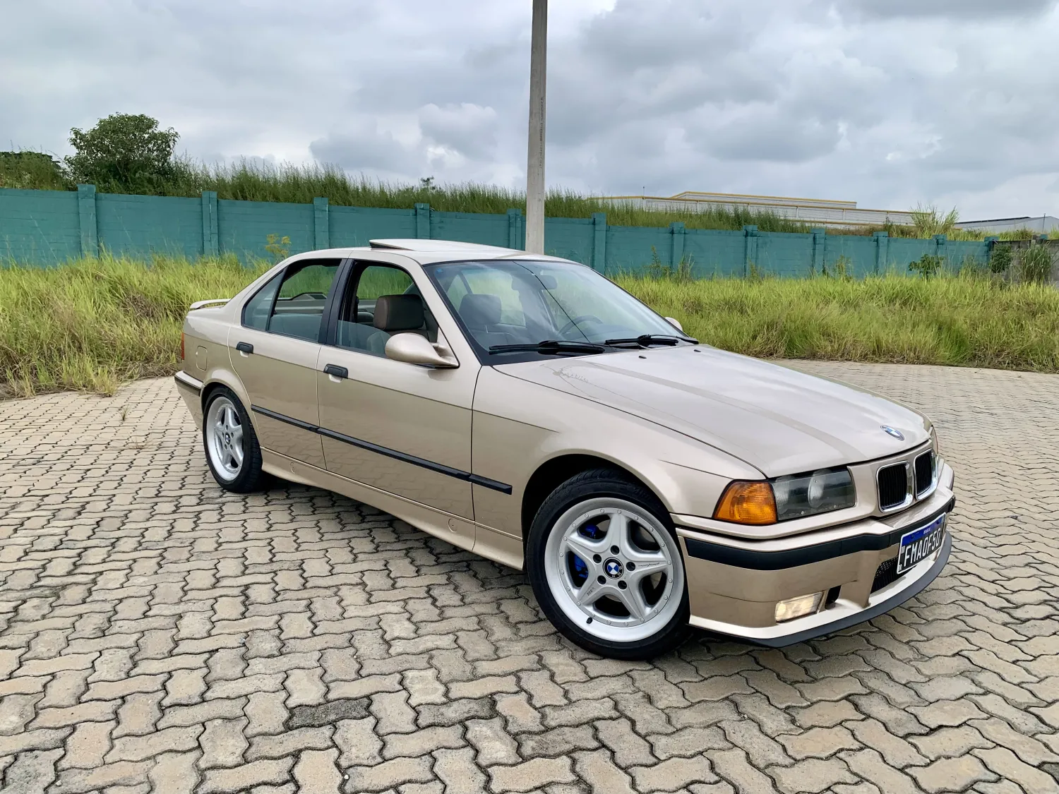 325i - Foto #2 do anúncio à venda de Carro clássico