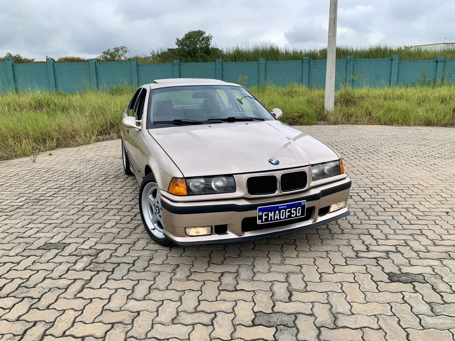 325i - Foto #3 do anúncio à venda de Carro clássico