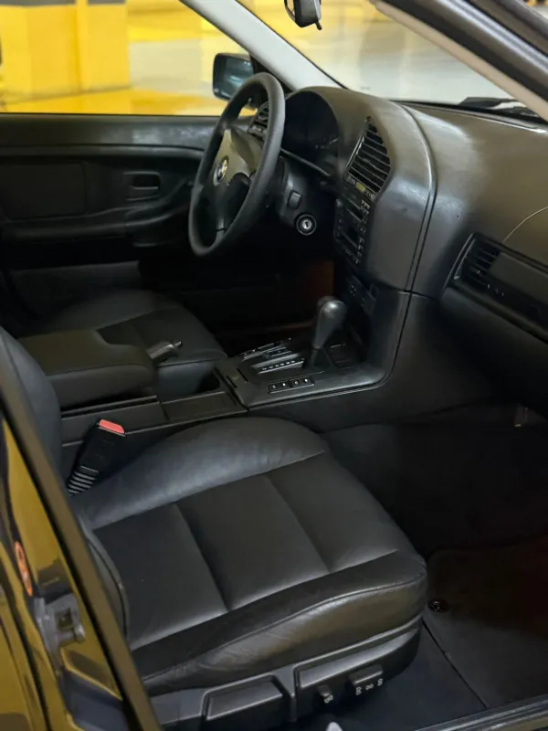 avv-bmw-328i-venda-53faaa0-imagem-006