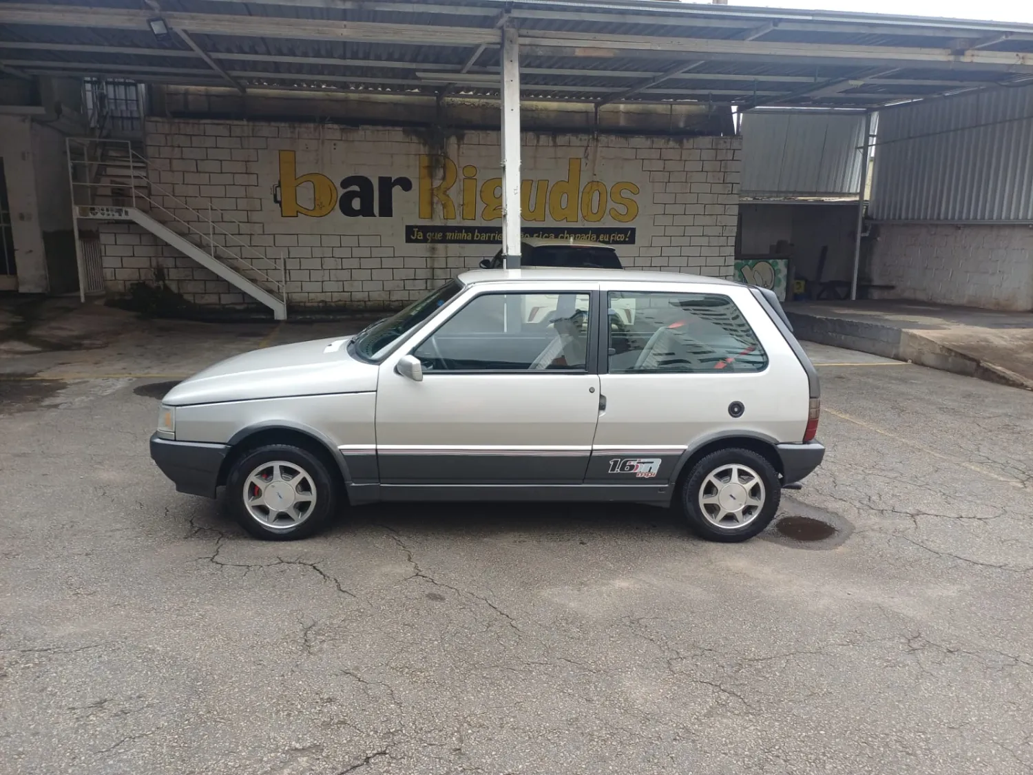 Uno - Foto #2 do anúncio à venda de Carro clássico