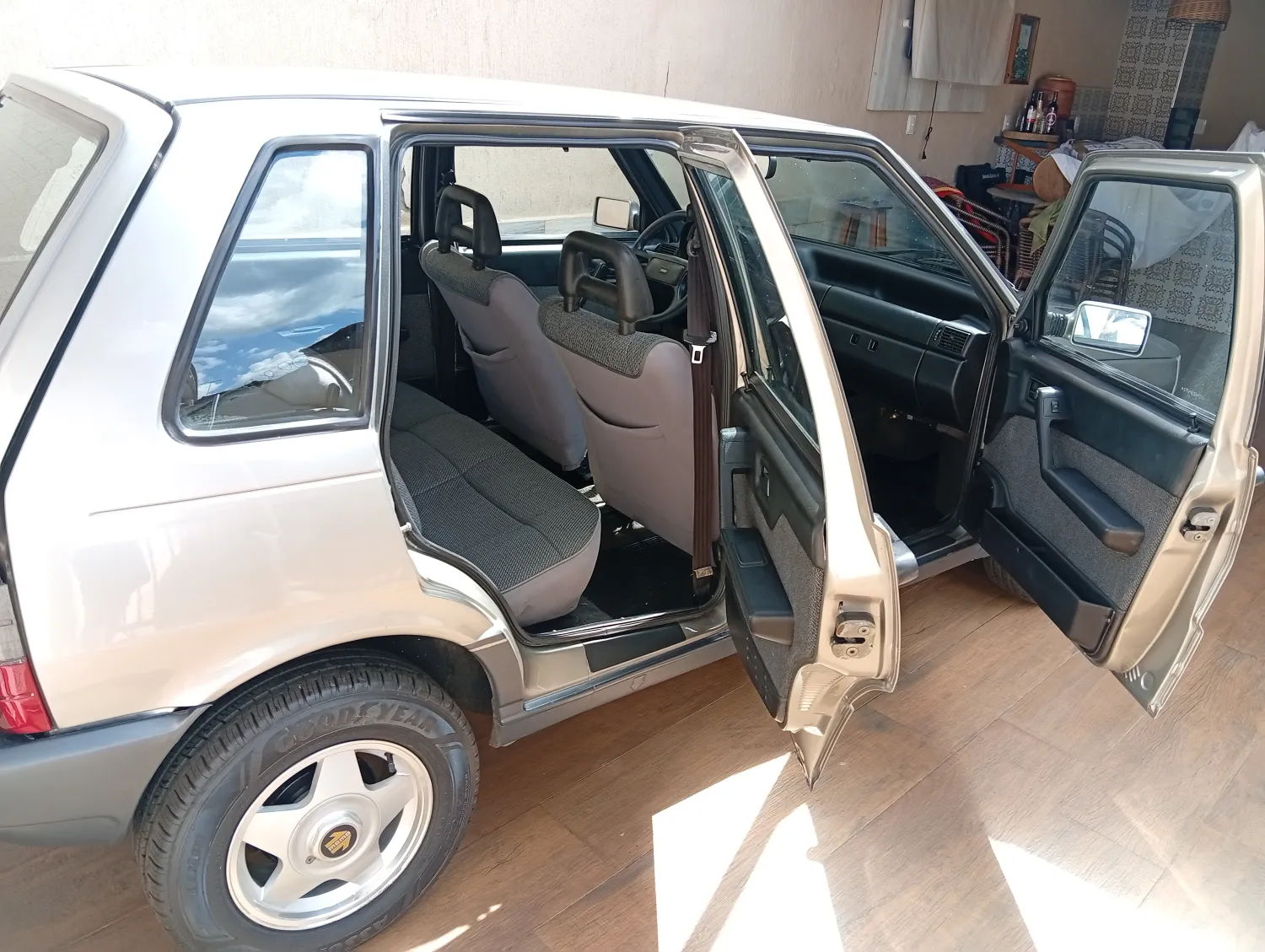 Uno - Foto #4 do anúncio à venda de Carro clássico