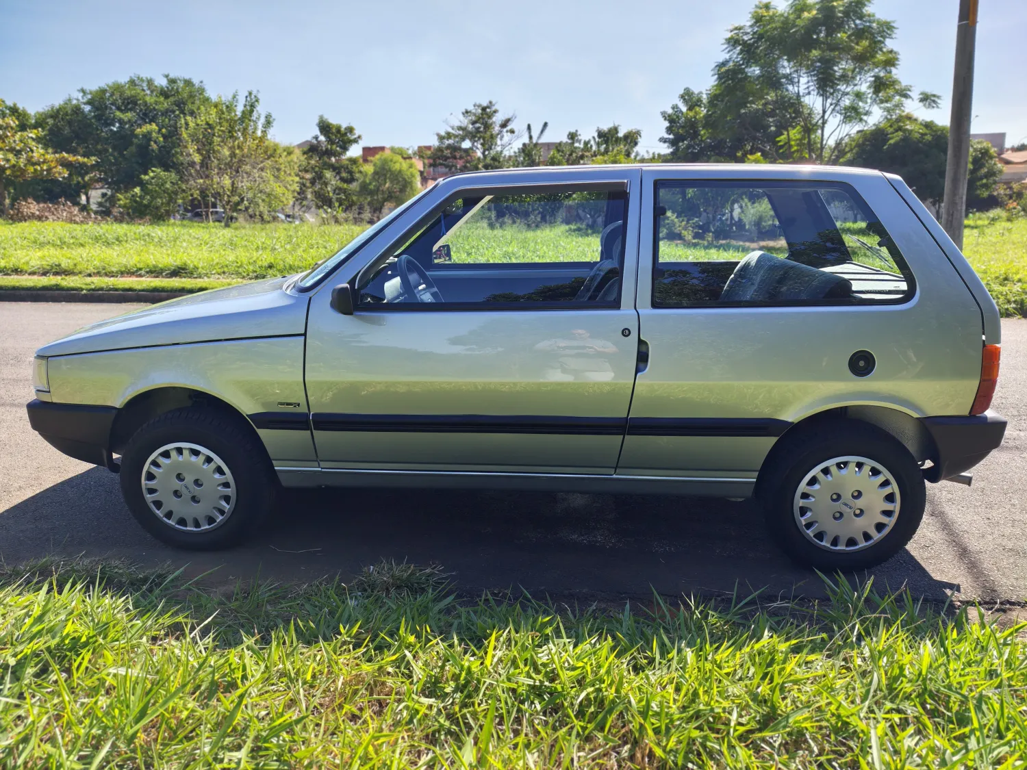 Uno - Foto #3 do anúncio à venda de Carro clássico
