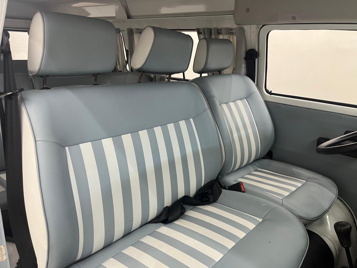 Kombi - Foto #3 do anúncio à venda de Carro clássico