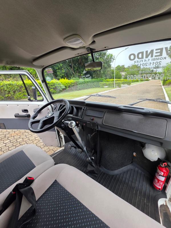 Kombi - Foto #3 do anúncio à venda de Carro clássico