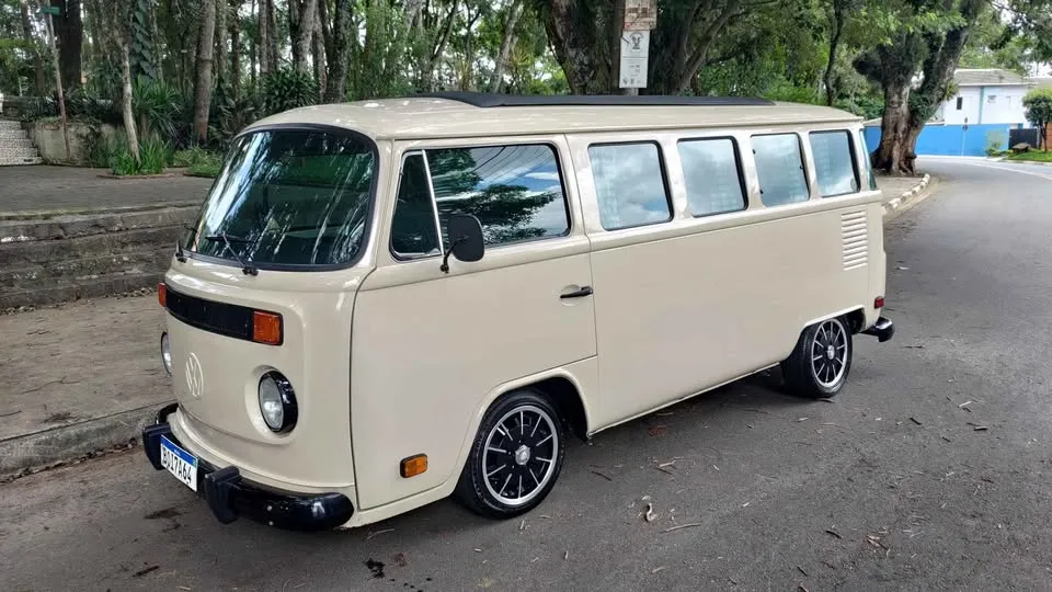 Kombi - Foto #2 do anúncio à venda de Carro clássico
