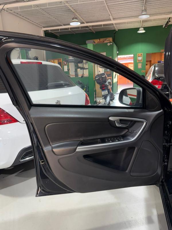 V60 - Foto #3 do anúncio à venda de Carro clássico